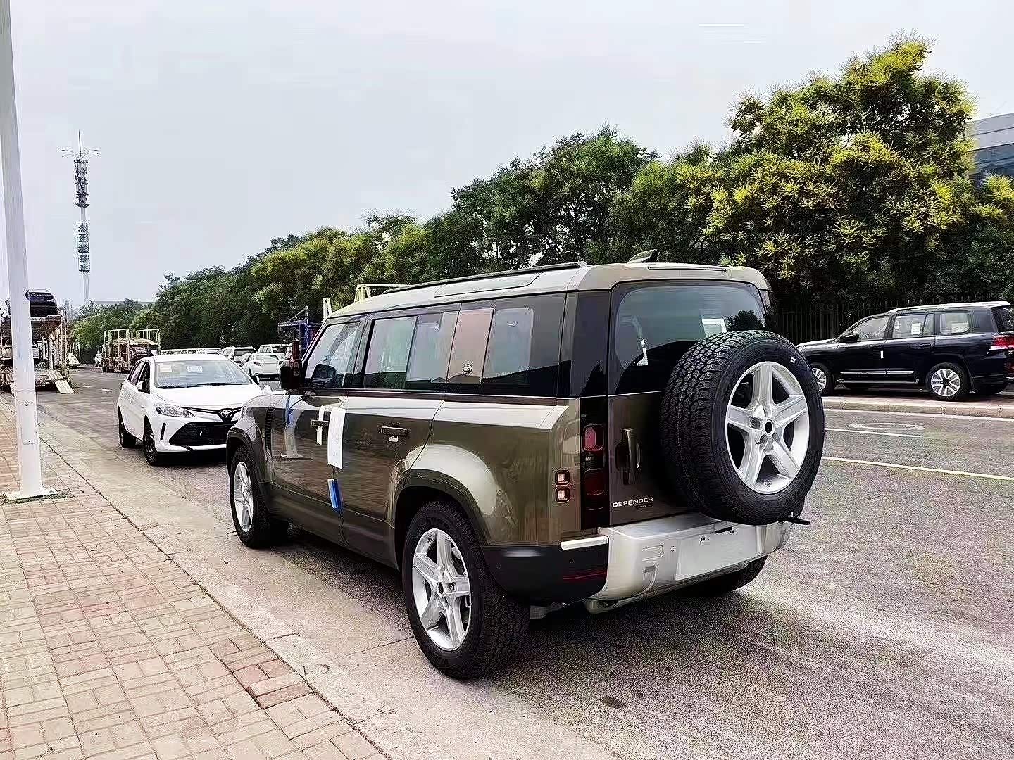 路虎卫士p400 se,国六排放,高贵大气.