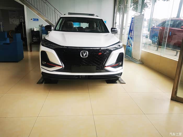 白色的cs75plus,造型时尚,外观霸气