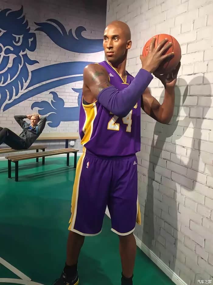 到达蜡像馆,首先看到的是科比.布莱恩特,伟大的篮球巨星