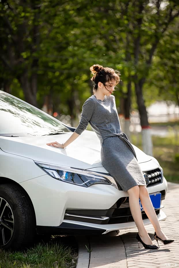【媳妇当车模】上交"美腿大房&二房小白"的高清写真作业!
