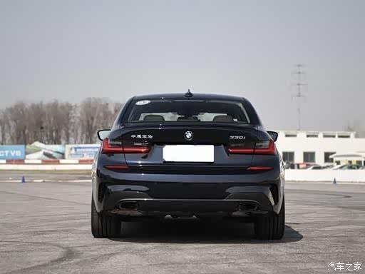 宝马330i的尾部采用比较多的线条勾勒因此看上去很有层次感