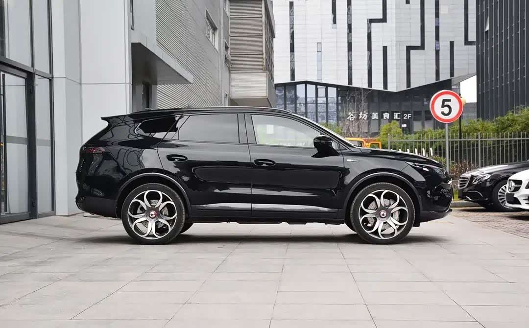 在外观上腾势x有着十足的科技质感