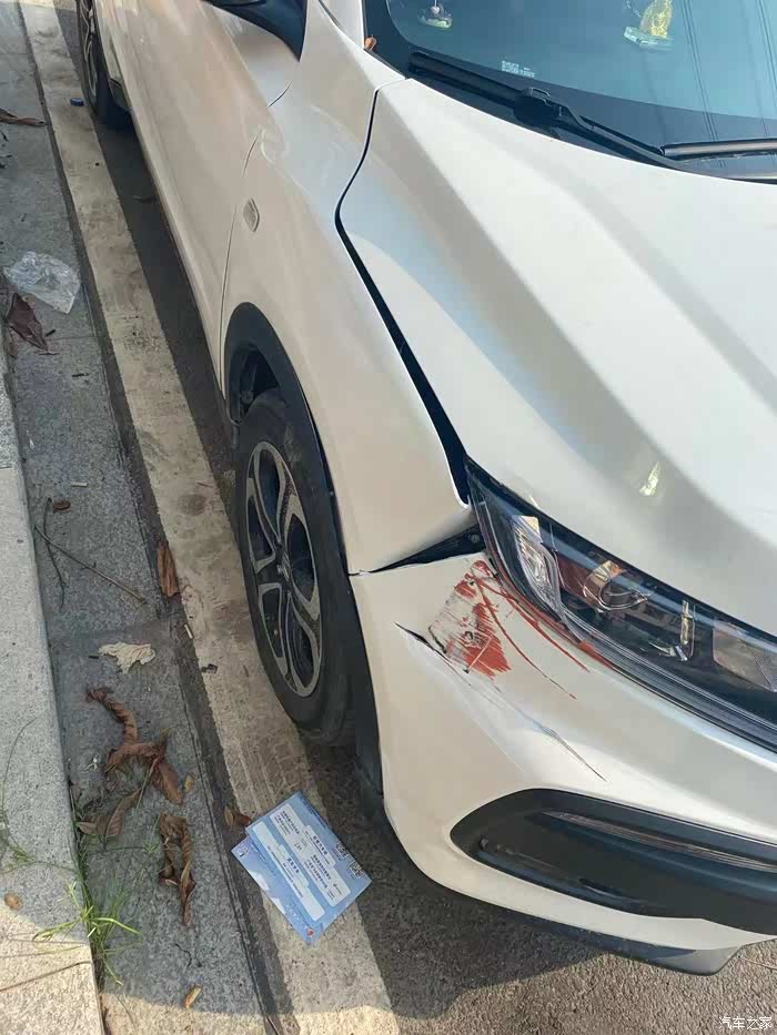 xrv右前侧翼子板撞了自修还是报保险