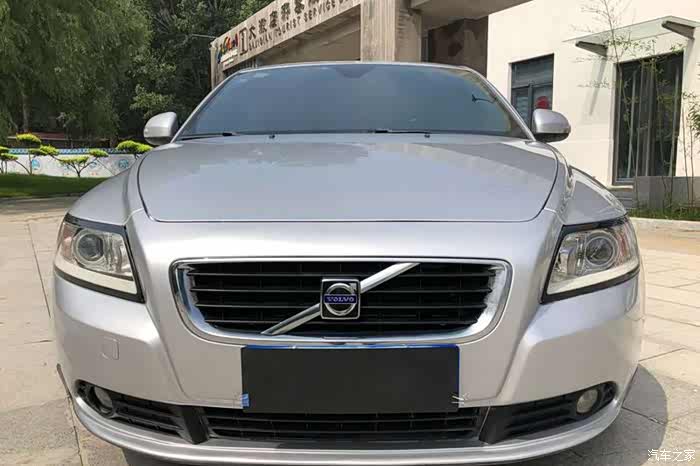 银色的沃尔沃s40,还是挺好看的.