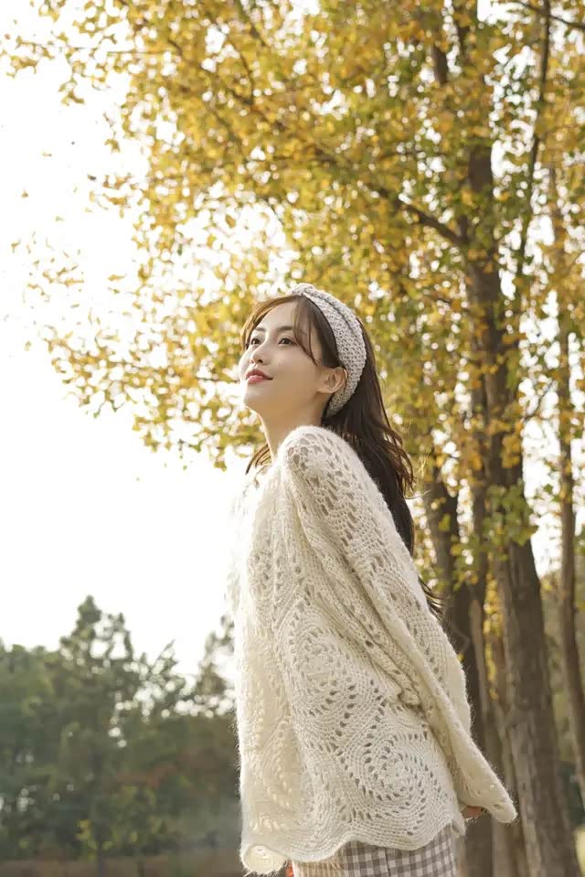 拍照好看的女生最常用的7个姿势,简约又自然,拍照很上镜