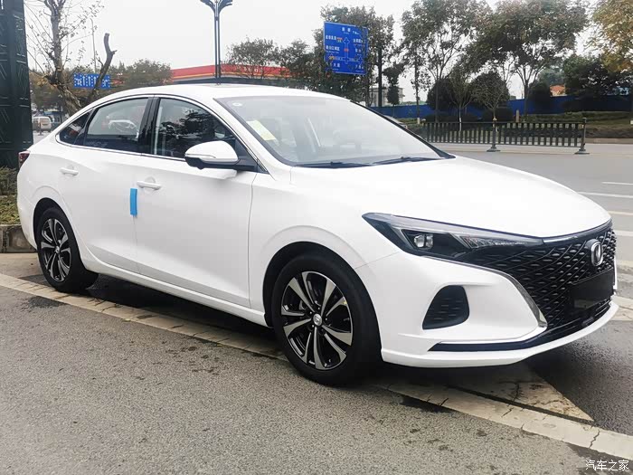 不同角度欣赏这款白色的逸动plus,都能给你展示出她优美迷人的一面