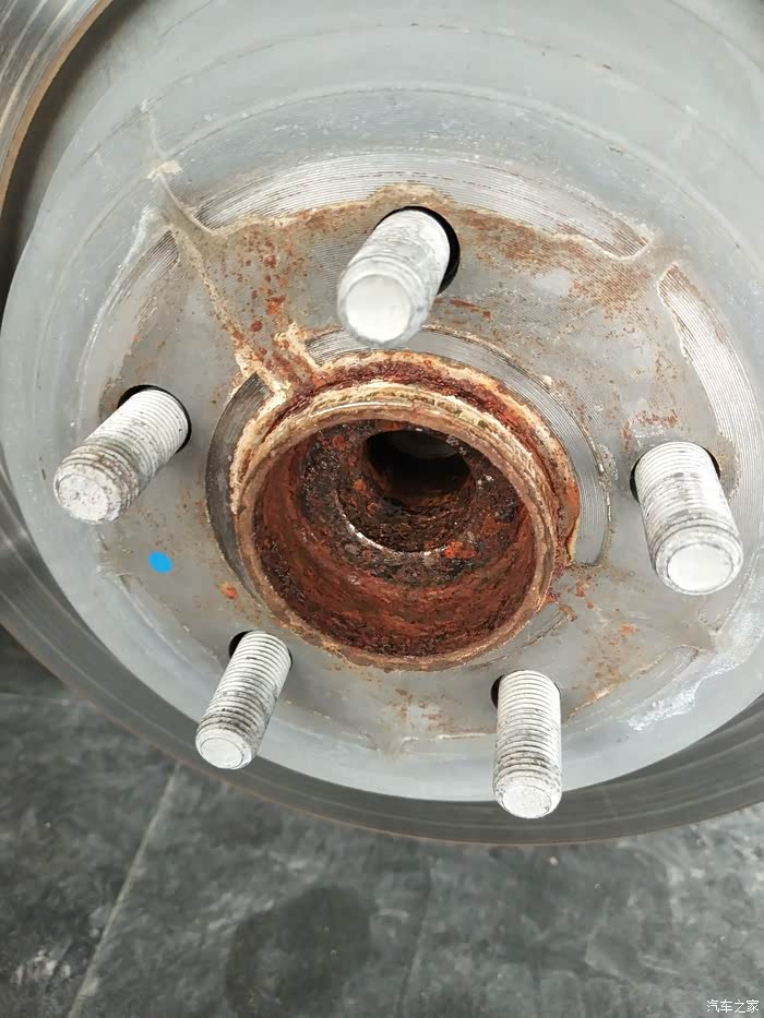 【图】轮轴锈蚀严重,朋友们有一样的吗?_林肯mkz论坛_汽车之家论坛