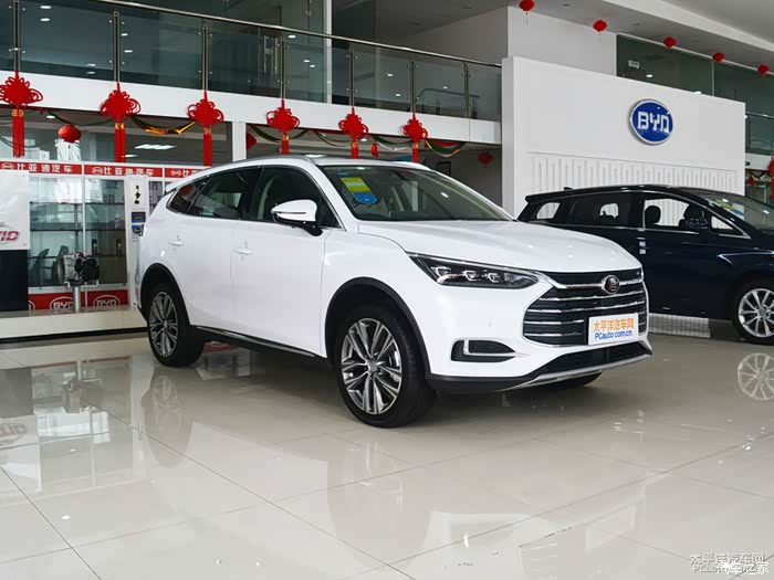 优雅的白色比亚迪唐