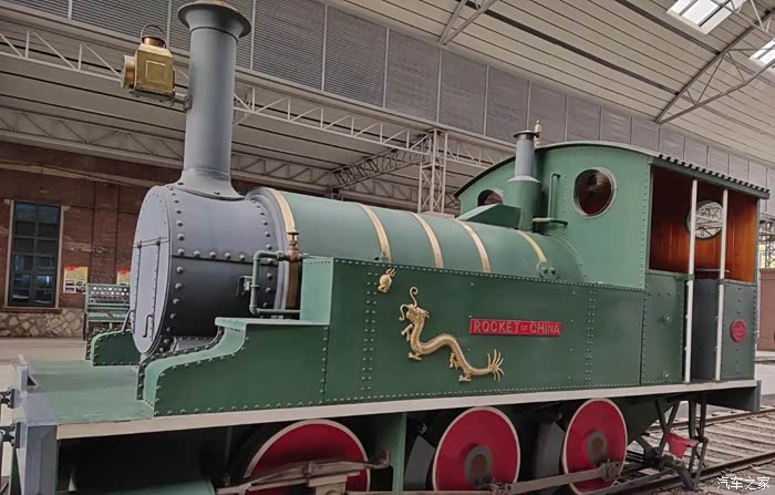 我国第一辆蒸汽机车"龙号机车"