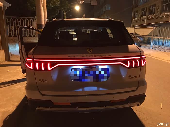 宋pro的贯穿式尾灯到底啥颜色的的?