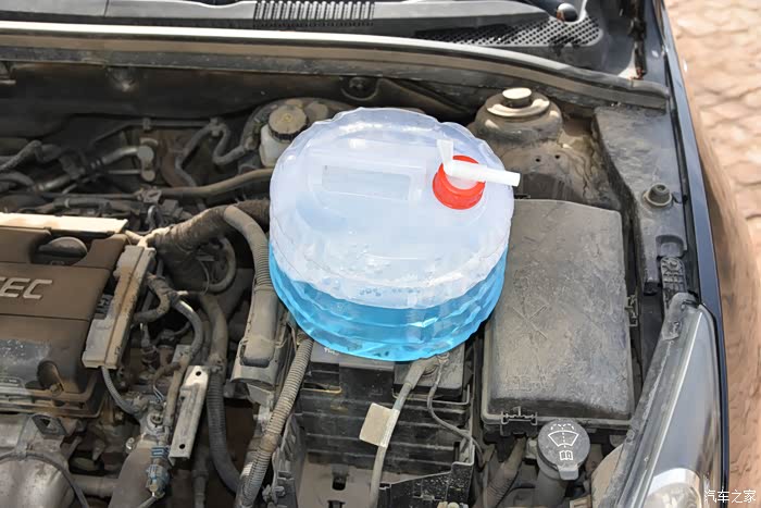加入到汽车的玻璃水壶内就可以了.