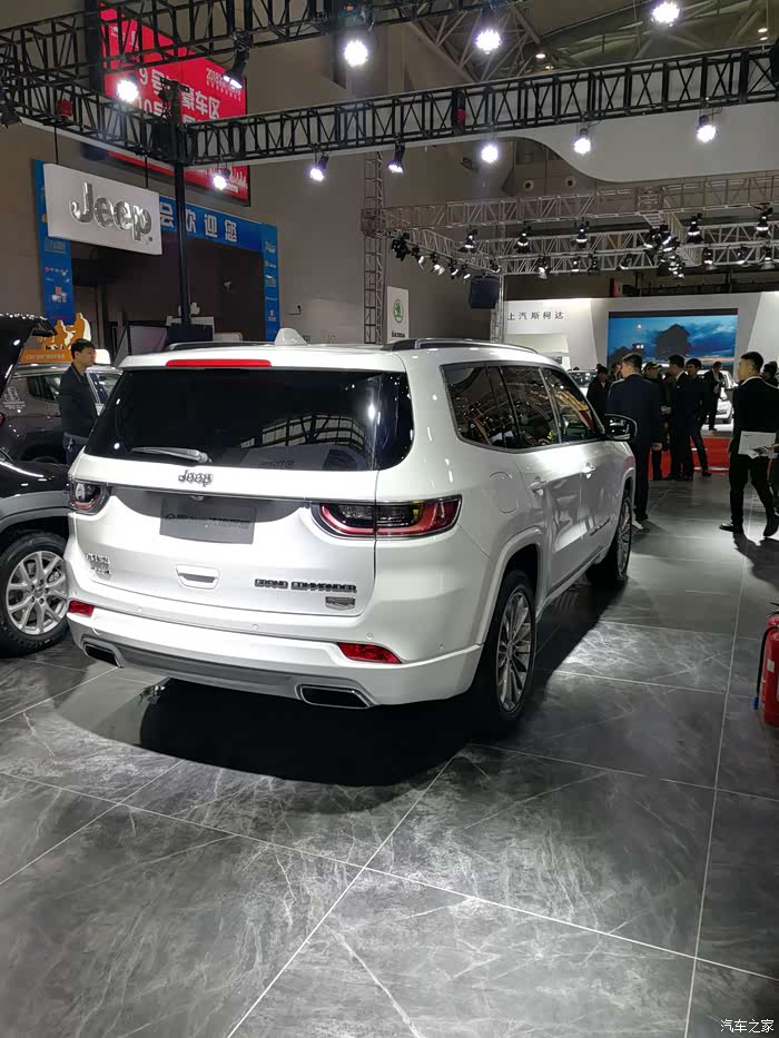 发几张几天前看车展的白色大指挥官图片