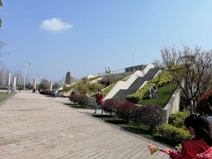 闻涛广场这边离江边很,旁边有个的平台,站在面长江一览无余.