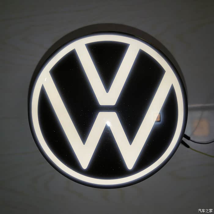 迈腾中网移植改造大众原厂发光车标应该是国内首改