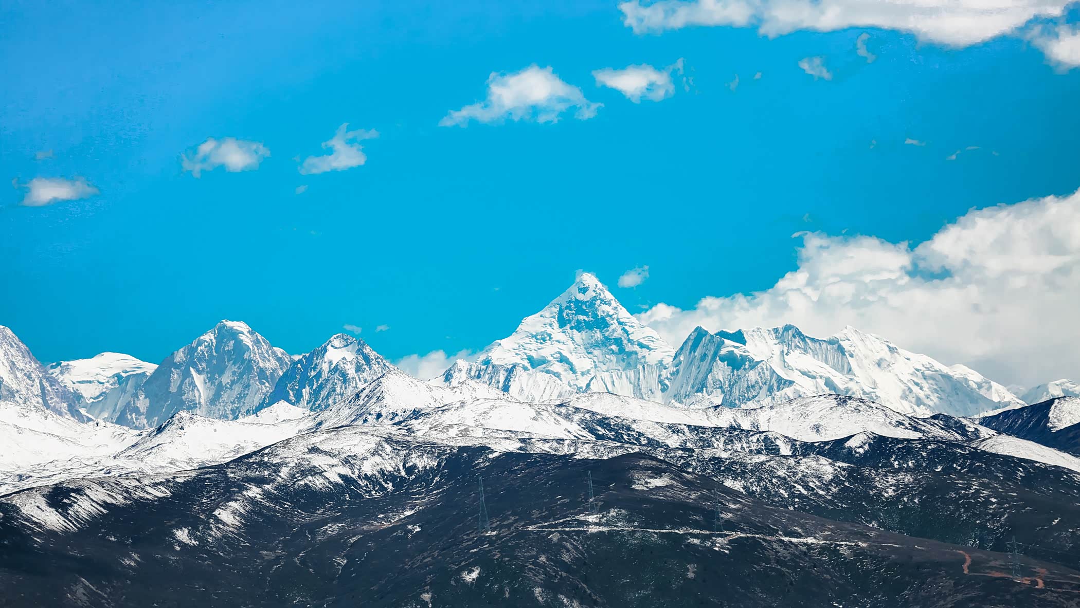 中间突起像金字塔样就贡嘎山主峰海拔7556米