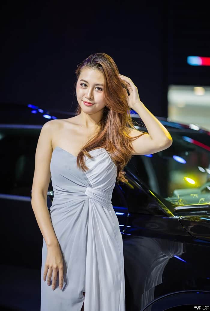 镜头下的成都车展美女豪车齐亮相