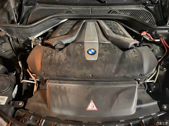 在补一张发动机照片,好像是欧规的x5m 但是为什么差那么多
