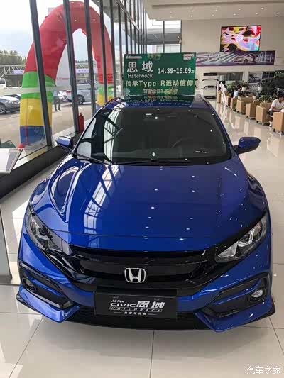 这款蓝色本田思域,颜值高且运动感十足,代表性很强的一款车.