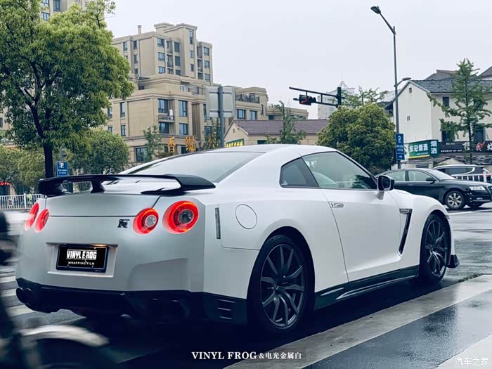 尼桑gtr改色电光金属白