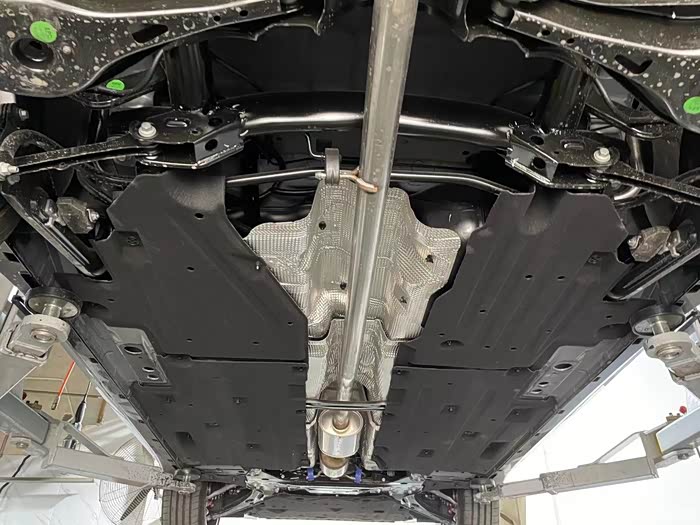 结实的底盘良心做工吉利星瑞