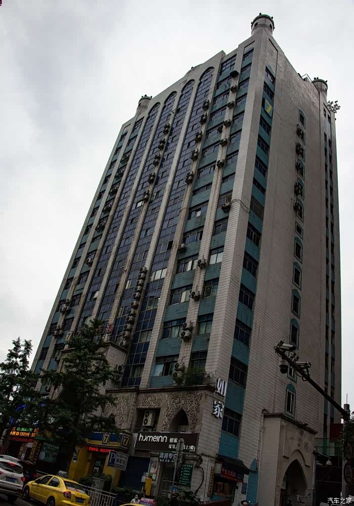 重庆清真寺,位于重庆市渝中区中兴路5号穆斯林大厦顶层
