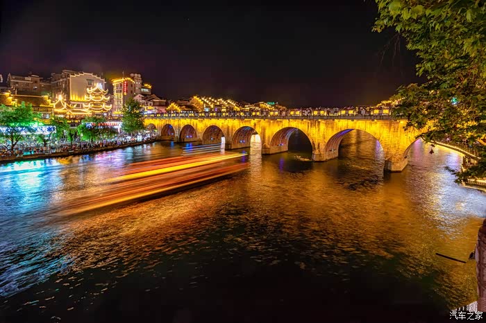 晚上的舞阳河,让人着迷.