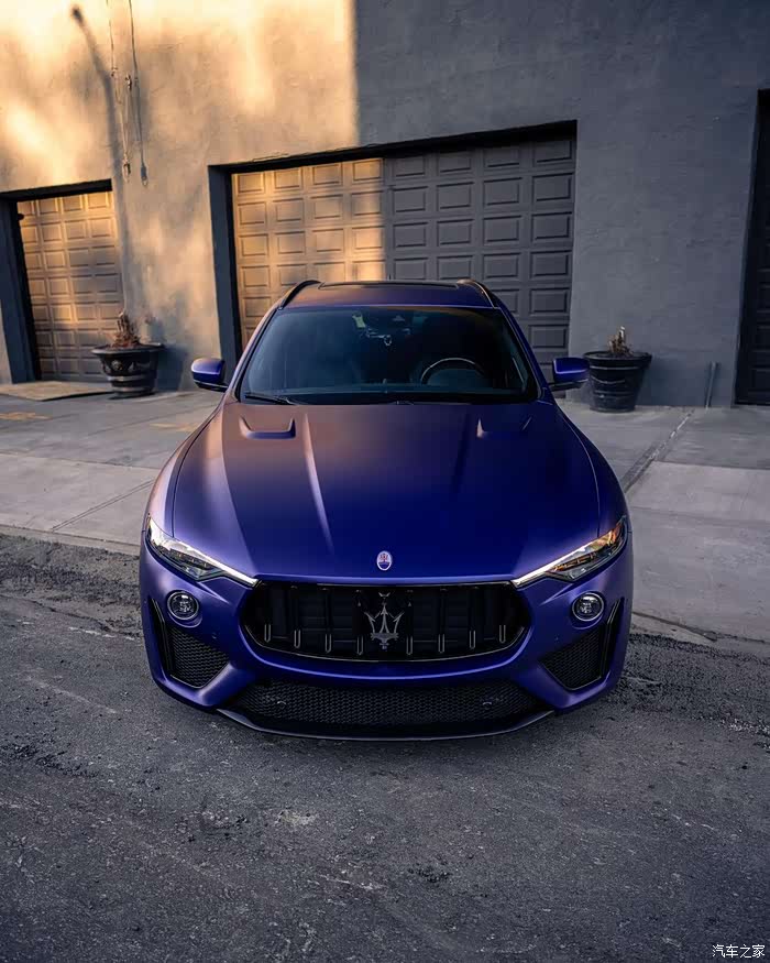 这款蓝色的玛莎拉蒂就是楚楚动人,那好看的尾灯,那醒目的车标.