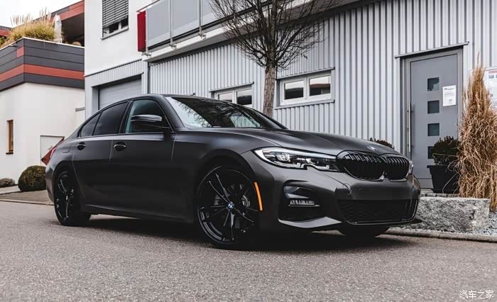 黑色宝马三系轿车刹车很灵敏操控非常好开起来相当舒服