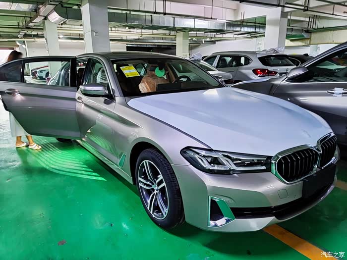 2021款宝马五系,有没有定开士米银的?