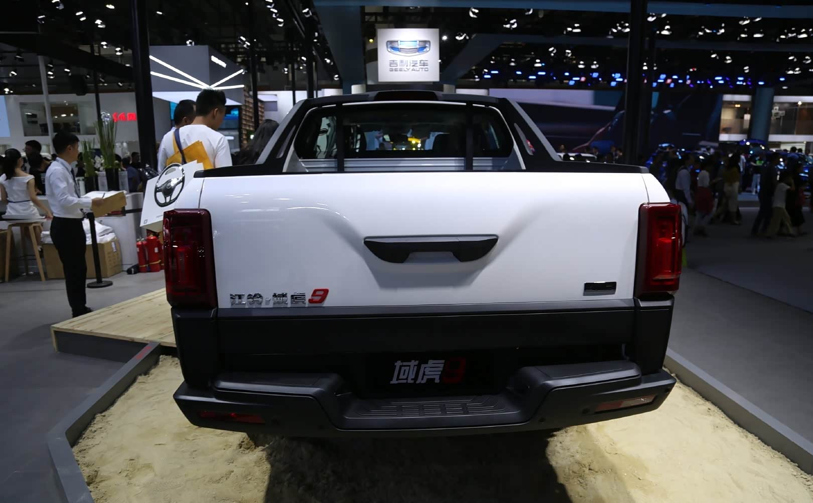 江铃汽车域虎9全领域suv级智能皮卡15万左右售