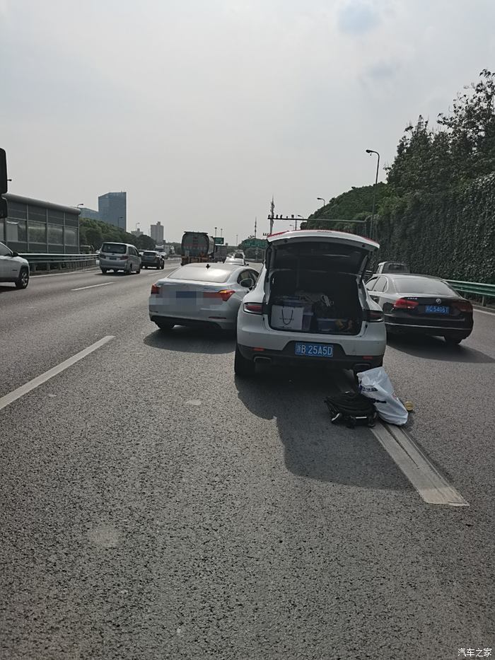 後車壓線行駛撞了前車,誰的責任,後車試圖往右側變道