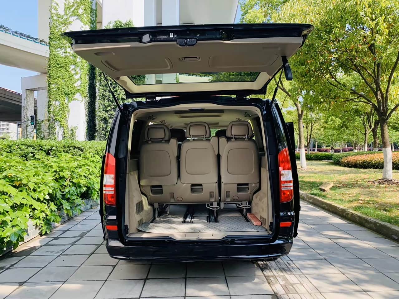 奔驰唯雅诺30v6心脏双电动门大尺寸决定了空间出色