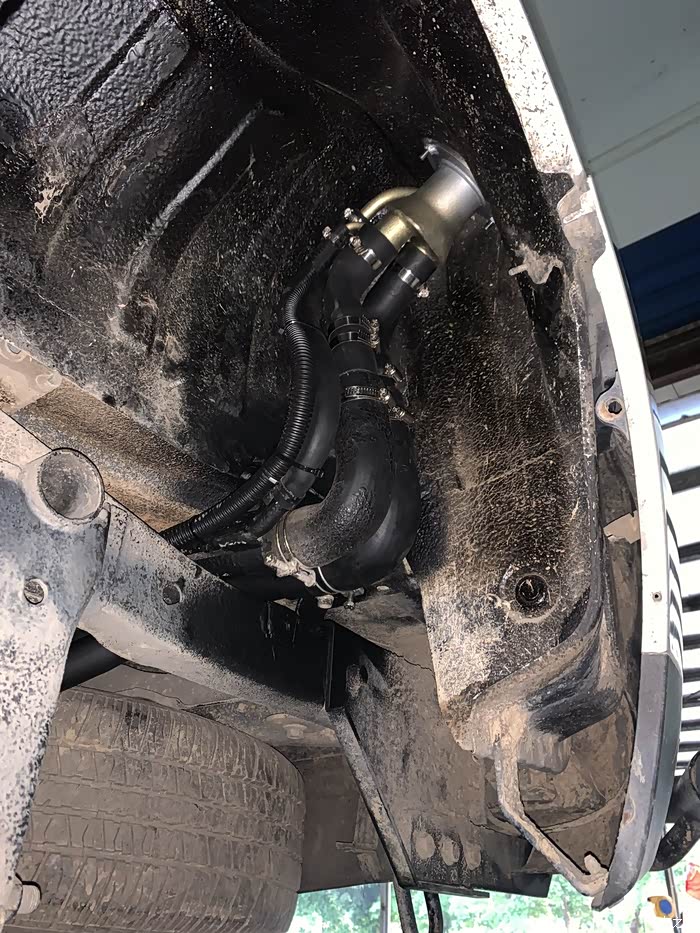 陆风x8汽油2.0t加装原厂70l副油箱作业