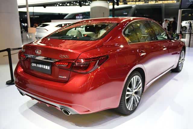 骚红色的英菲尼迪q50l颜值很诱人