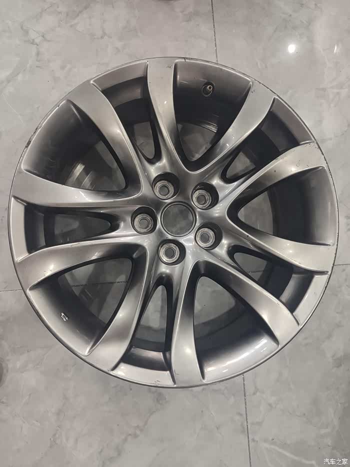 5阿特兹19寸枪灰轮毂,自己车拆下来的,都有剐蹭,但不影响正常使用.
