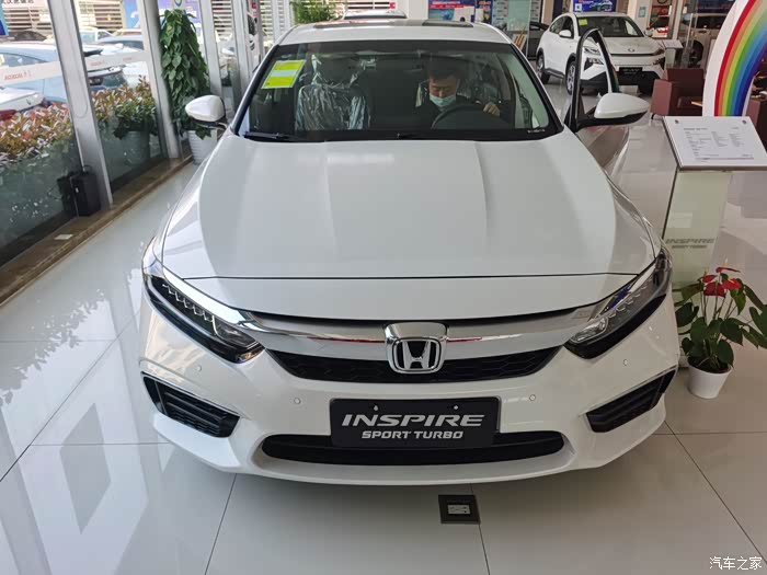 白色的inspire真的蛮好看,我很喜欢车盖上的线条感.