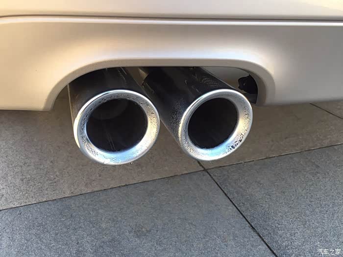 新车排气管口非常干净,燃烧非常好,有水滴;希望以后也