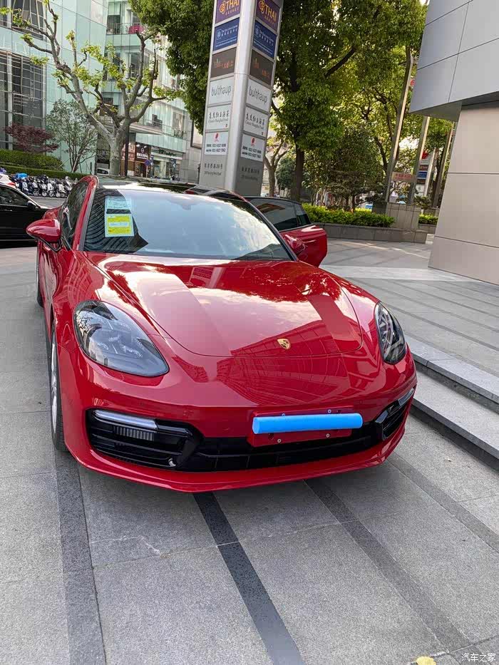 在上海看到胭脂红的帕拉梅拉