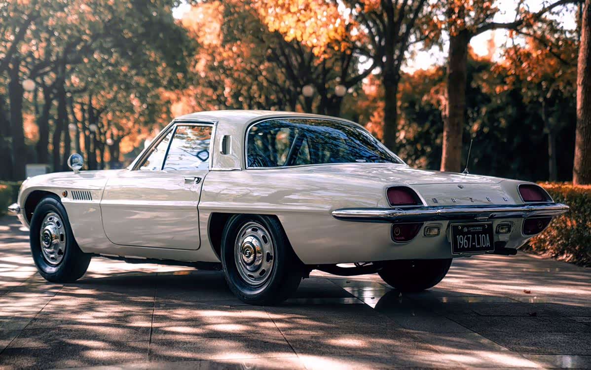 马自达首款具有双重动力发动机的cosmo sport.