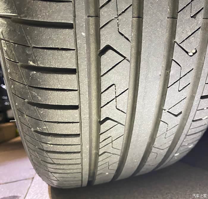 上汽大众朗逸plus原配韩泰轮胎全部开裂,侧壁也裂开