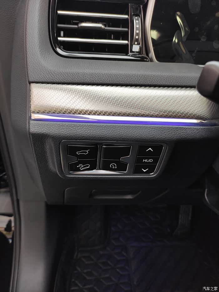 处处可见氛围灯,功能按键也很多