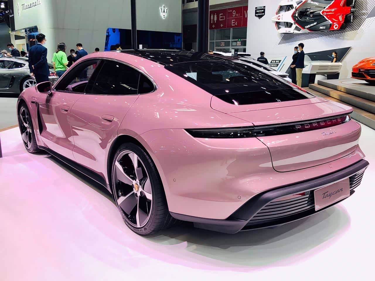 保时捷taycan 这冰莓粉真的撩动了我的少女心