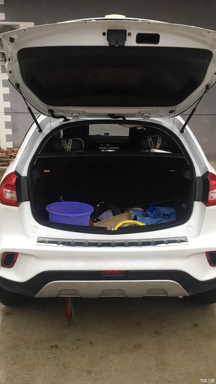 后备箱储物空间也大,说实话,性价比真的超级高