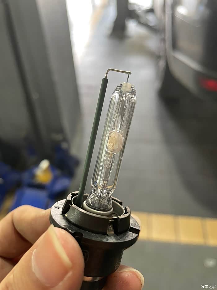 更换二代is近光灯泡