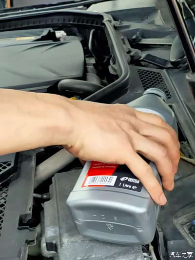 奔驰c200l更换耐磨士刹车前片和刹车油,多图详细记录!