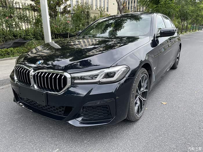 求21款宝马530尊享碳黑红内45度照片