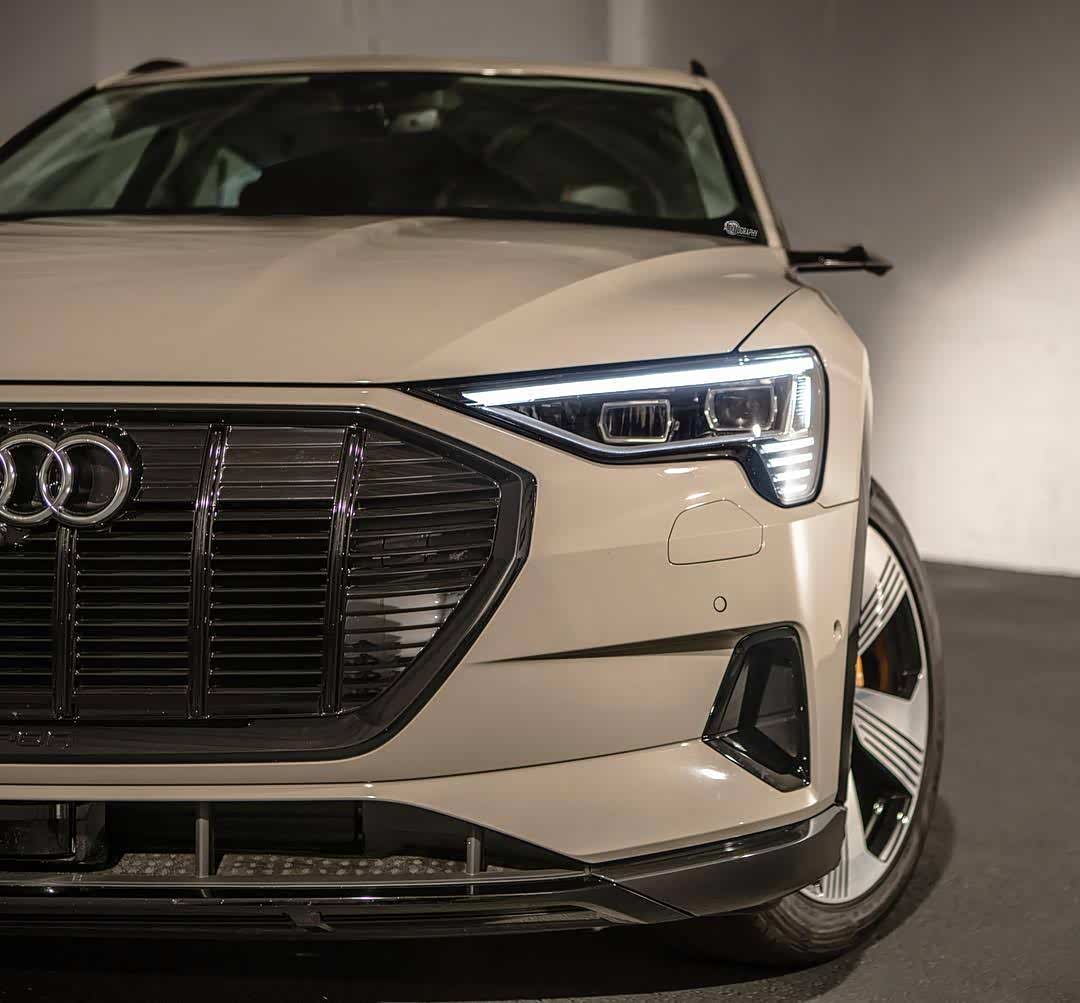 奥迪e-tron这个颜色有点好看,类似牛奶或者牛奶咖啡色