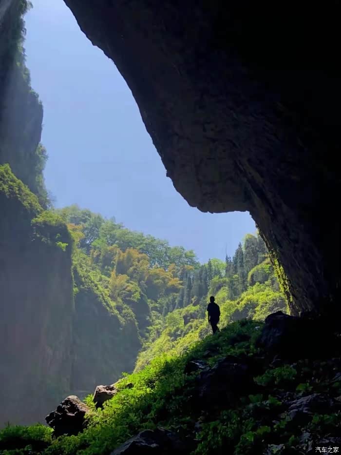五一游四川乐山沙湾区硝洞岩瀑布在瀑布和彩虹间速降小众景
