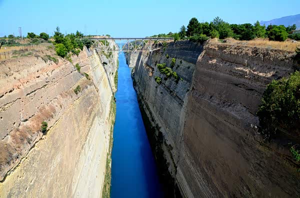 希腊的科林斯运河在希腊南部科林斯地峡上,非常壮观.