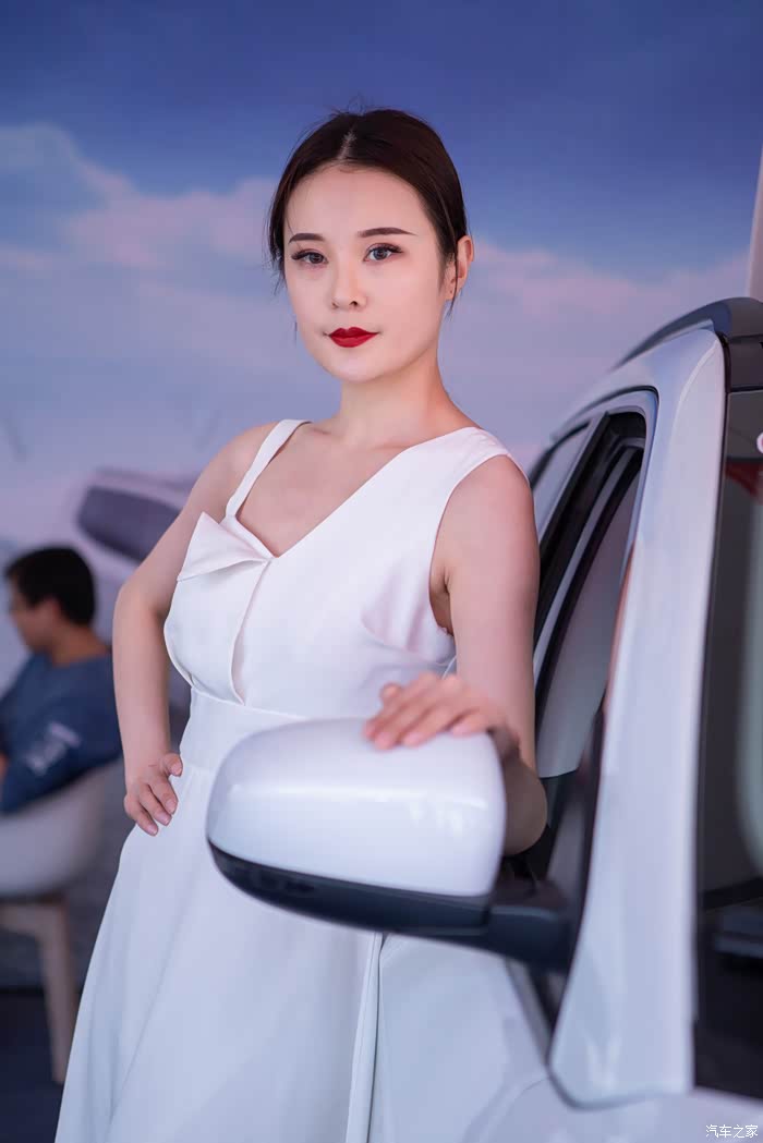 爱车就来拍五一车展去看车拍拍吉普指南者的白色长裙美女